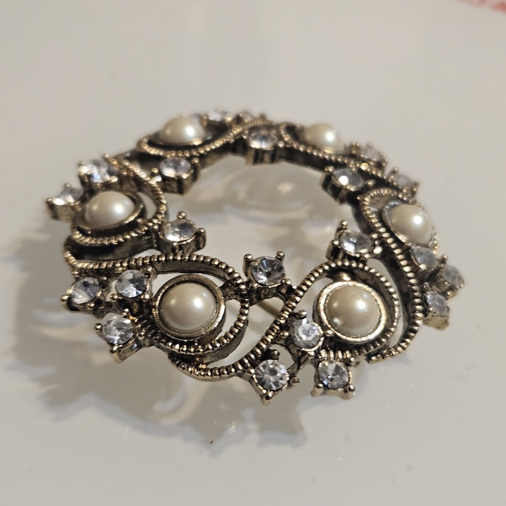 Vintage Monet Brooch Pin Round Wave Open Swirl Faux‎ Pearl Rhinestone Gold Tone - Picture 6 of 14